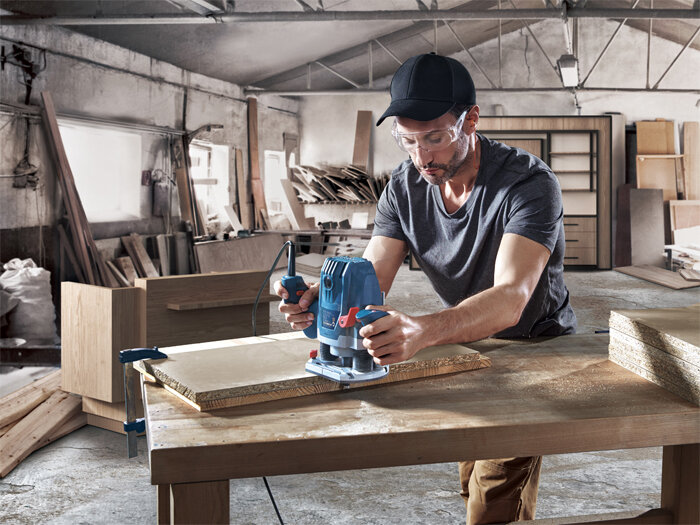 Thao tác cầm máy làm việc thoải mái Máy phay gỗ 2 tay cầm