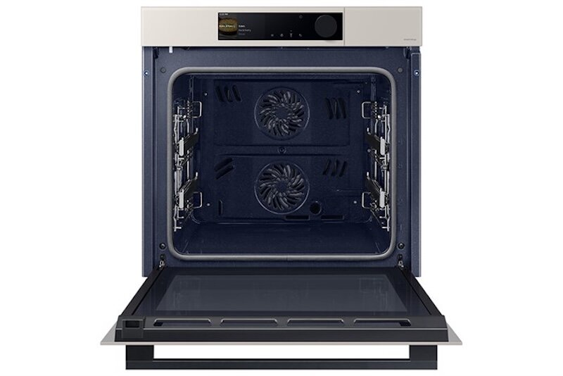 Khoang lò rộng rãi với dung tích lên đến 76 lít của Samsung NV7B6675CAA/SV