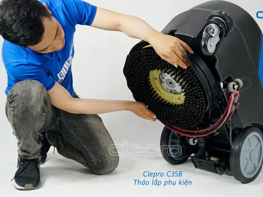 Cách lắp bàn chải vào máy chà sàn C35B