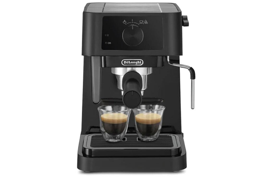Máy pha cafe Delonghi EC230.BK hoạt động với công suất 1.100W