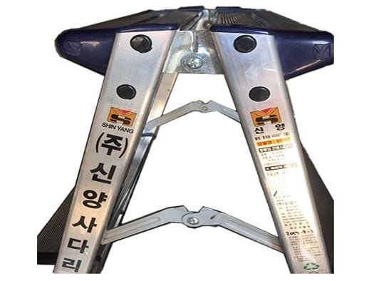 Shinyang SY904 có mặt bậc bản to Shinyang SY904