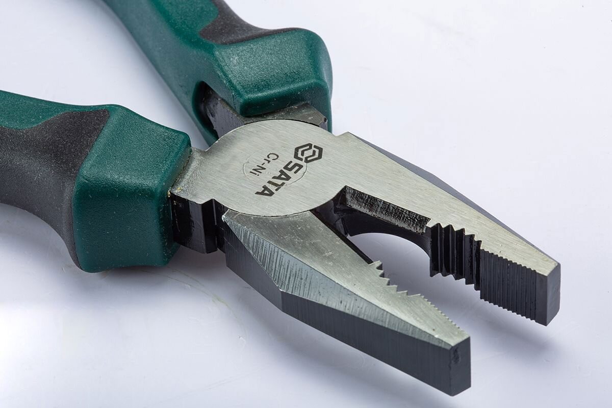 Kềm điện 8in Sata 70303A