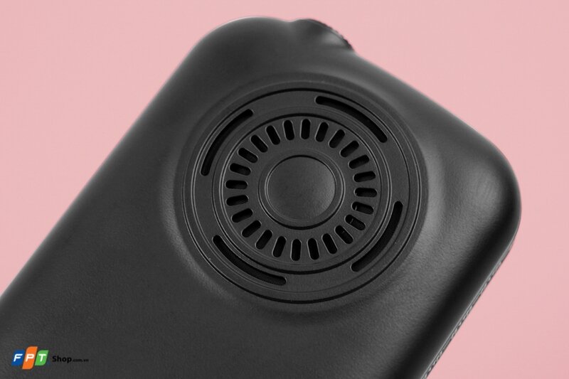 Mobell đã tinh tế đưa vào một bộ loa với kích thước lớn nằm ở mặt lưng