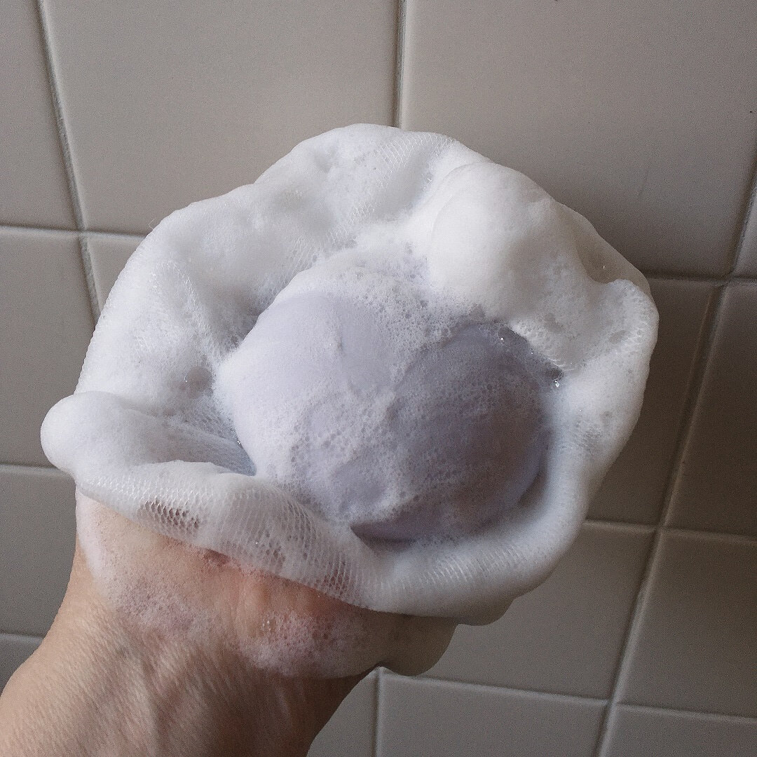 Xà Phòng Tắm Pelican Lavender Night Aroma Soap có khả năng tạo lớp bọt mềm mịn