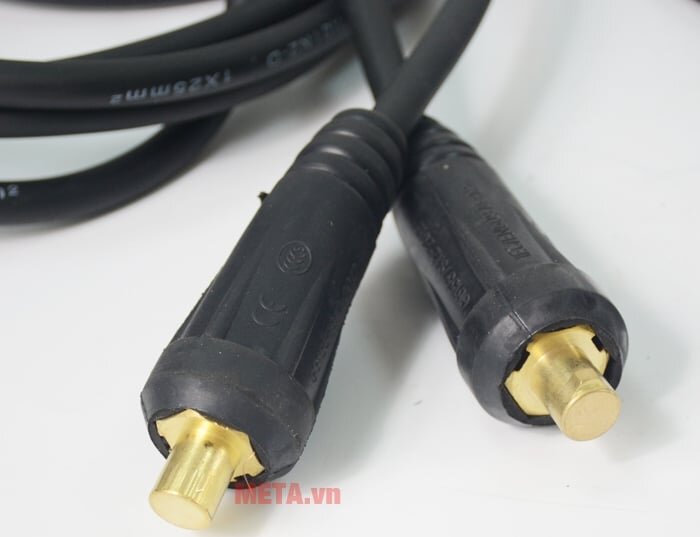 Đầu que hàn cắm vào máy để hoạt động