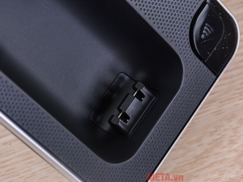 Vị trí cắm điện thoại vào đế sạc Điện thoại KX-TGD310