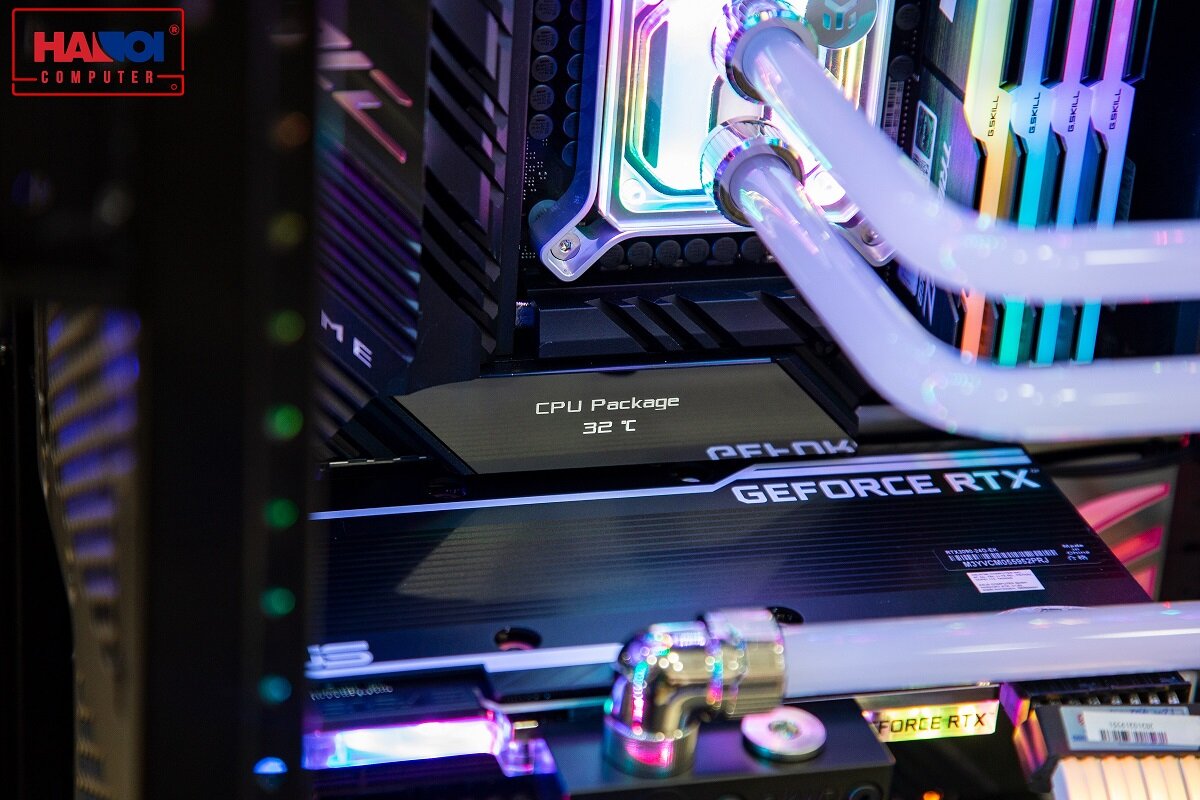 Màn hình Oled của mainboard ROG Maximus XIII Extreme