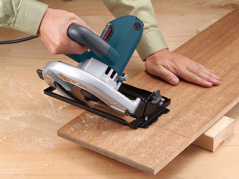 Máy cưa gỗ Ryobi W-1900 giúp tiết kiệm thời gian, nâng cao năng suất lao động Máy cưa gỗ Ryobi W-1900