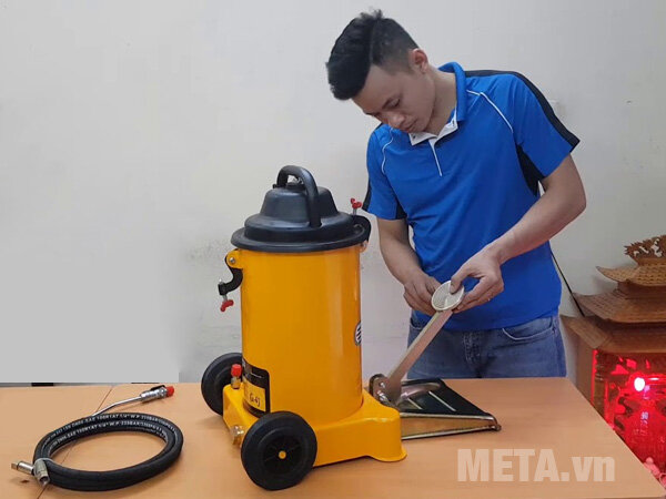 Máy bơm mỡ dùng chân Kocu GZ-6J 12 lít Máy bơm mỡ dùng chân Kocu GZ-6J 12 lít