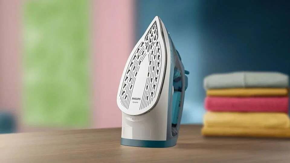Bàn là hơi nước Philips DST2030/90 có mặt ủi làm từ inox phủ gốm sứ bền bỉ Bàn là hơi nước Philips DST2030/90 có mặt ủi làm từ inox phủ gốm sứ bền bỉ