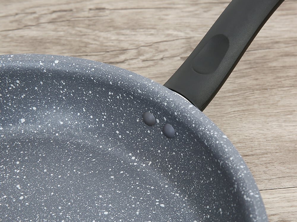 Tay cầm được đính chắc chắn vào thân chảo Tay cầm được đính chắc chắn vào thân chảo