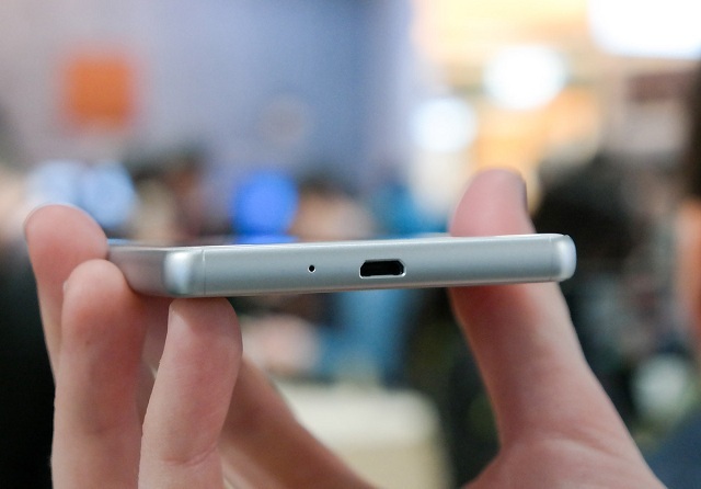 Xperia X vẫn sử dụng cổng kết nối Micro USB