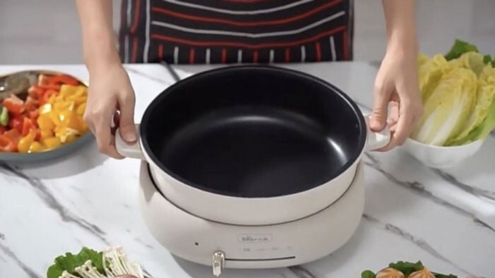 Lòng nồi lẩu điện Bear DHG-C40W2 có thiết kế chống dính bền bỉ