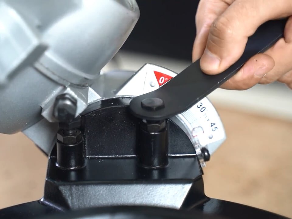 Thao tác chỉnh góc cắt Makita M2300B