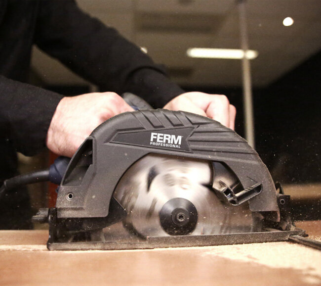 Máy cưa gỗ Ferm CSM1041P