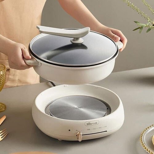 Lòng nồi lẩu điện Bear DHG-C40W2 sở hữu dung tích lớn 4 lít