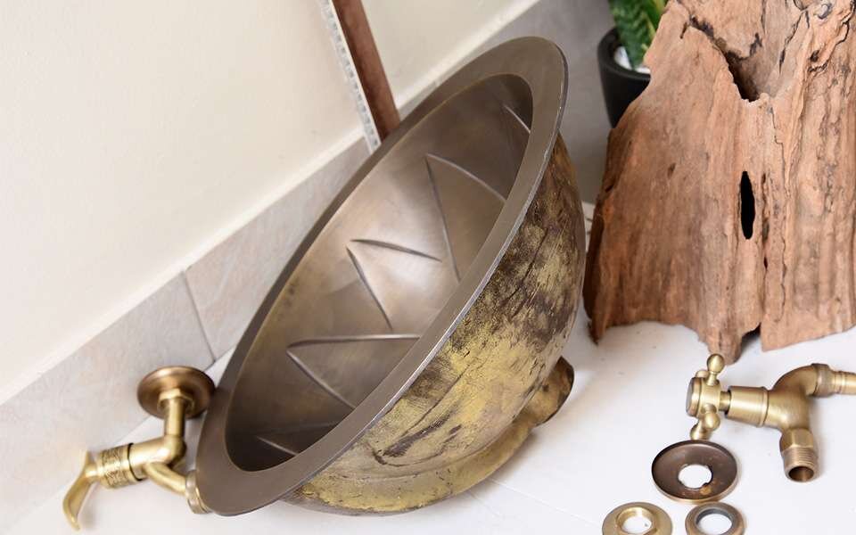 Chậu rửa mặt Kanly GCL02 được làm bằng đồng bằng đồng thau đúc nóng chảy