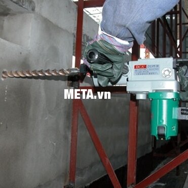 Máy đục bê tông 1050W DCA AZG05-6 (Z1G-FF05-6)