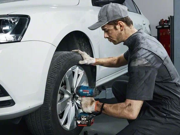 Máy vặn bu lông cho xe ô tô GDS 18V-400