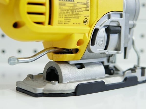 Máy cắt góc nghiêng tối đa 45 độ Dewalt DCS331N