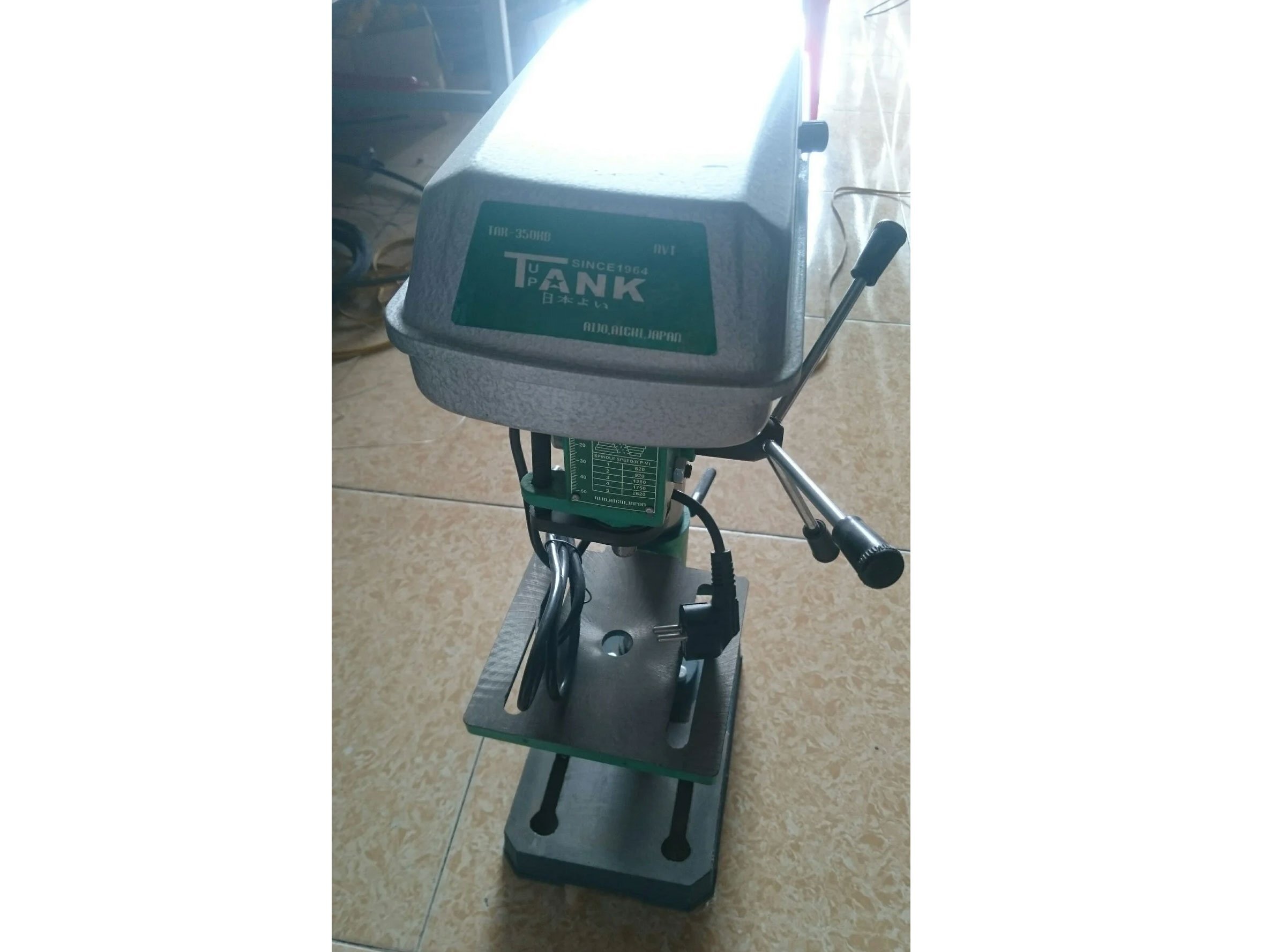 Tupank TAK-450KB có tay quay dễ vận hành Tupank TAK-450KB