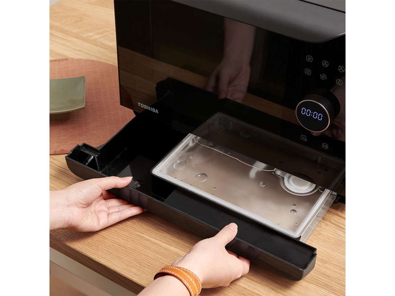 Lò nướng hấp thông minh Toshiba MS3-STQ20SE(BK) còn được tích hợp khay chứa nước có dung tích 1,2 lít