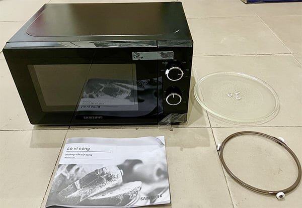 Phụ kiện đi kèm lò vi sóng Samsung 20 lít MS20A3010AL/SV