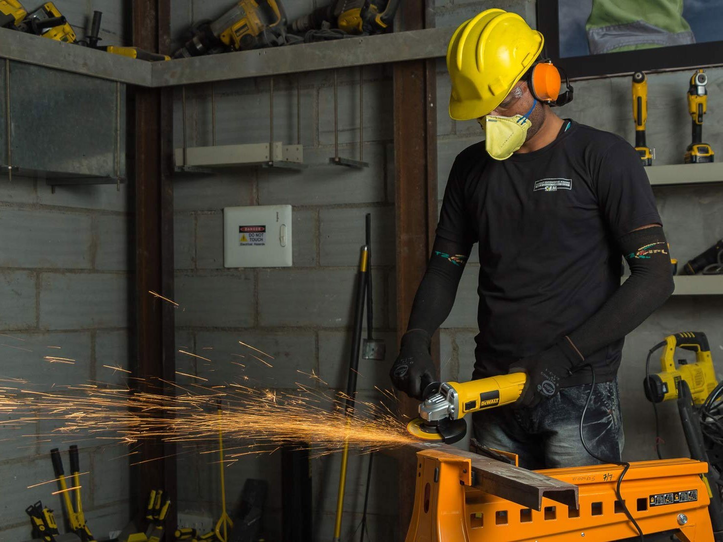 Hình ảnh sử dụng máy mài góc Máy mài góc