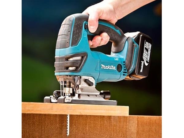 Máy cưa lọng dùng pin Makita DJV180Z