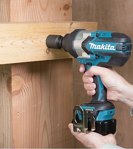Máy siết bu lông Makita DTW450RME có thiết kế gọn gàng, vừa tay Máy siết bu lông Makita DTW450RME