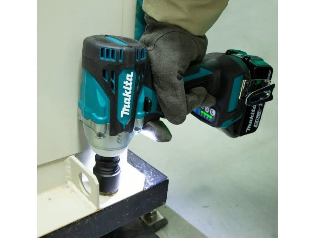 Máy siết bu lông dùng pin 18V Makita DTW302RTJ