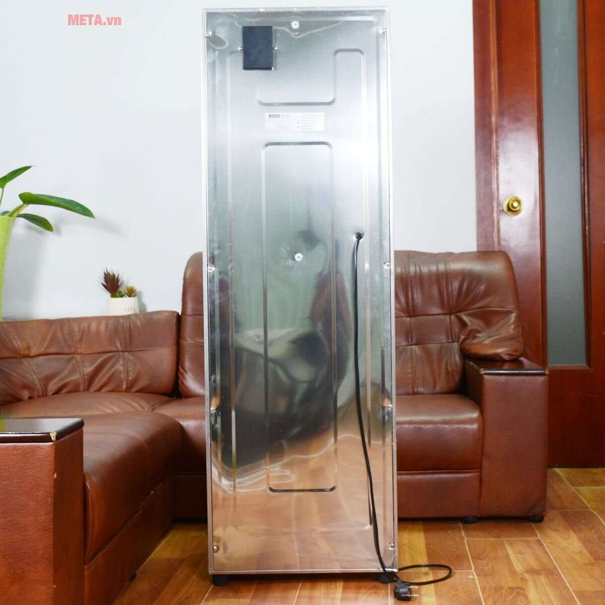 Bên trong tủ có đèn led chiếu sáng 