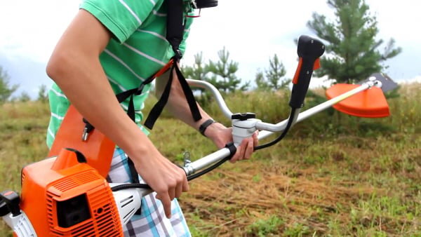 Máy cắt cỏ chạy xăng Stihl FS 250 có tay cầm chắc chắn