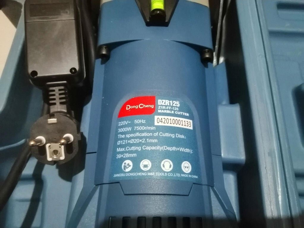 Máy cắt rãnh tường