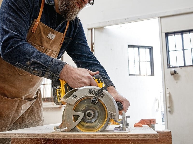 Máy cắt được kim loại, gỗ,.. dễ dàng