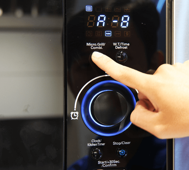 Lò vi sóng có nướng Malloca M 927S được trang bị bảng điều khiển điện tử 