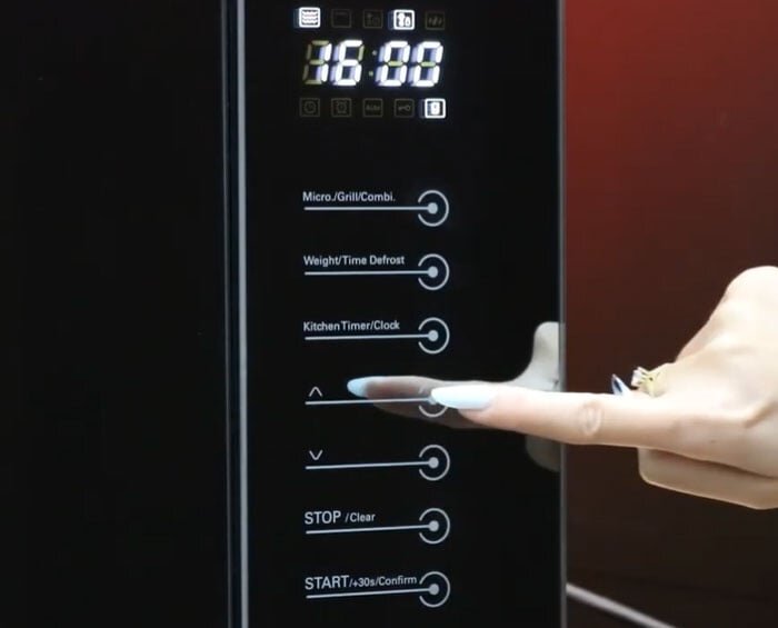 Lò vi sóng Junger TK 90 được trang bị bảng điều khiển hiện đại