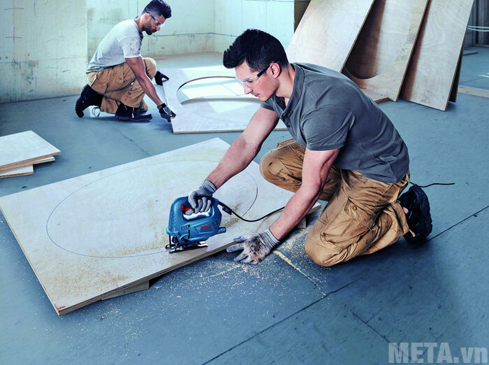 Máy cưa lọng Bosch GST 700