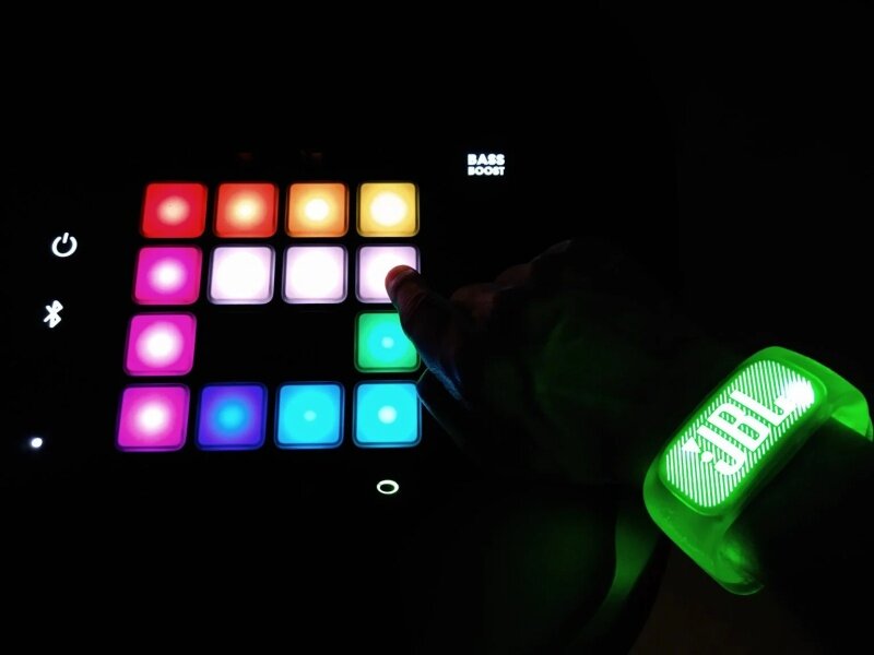 JBL Partybox 1000 có bàn DJ độc đáo