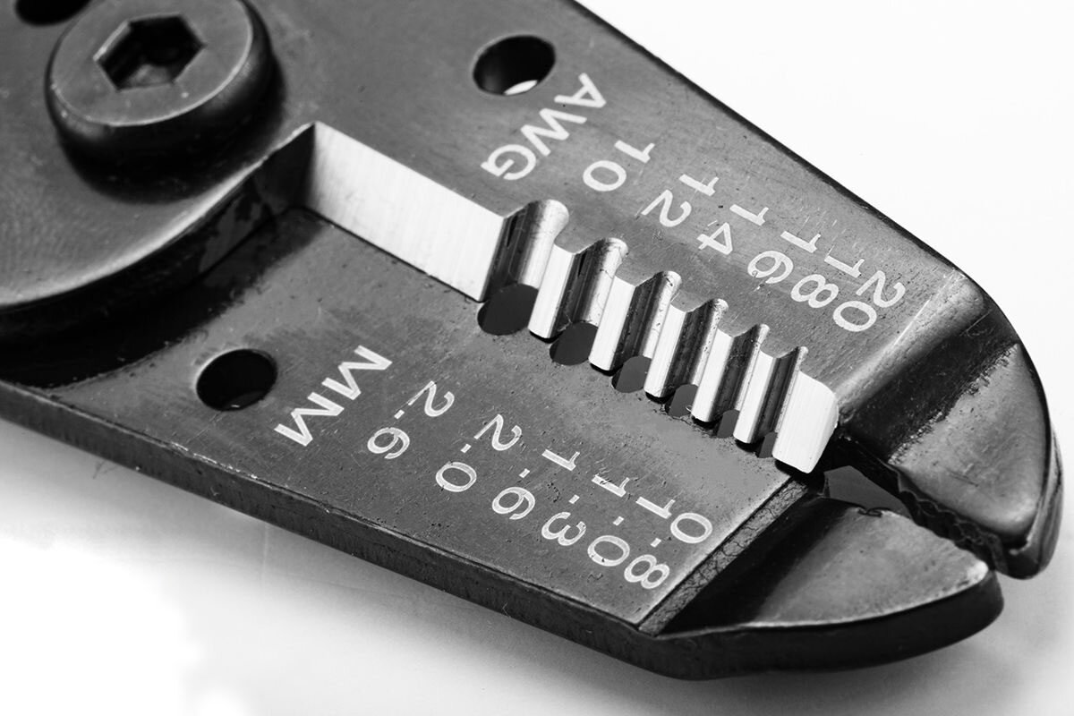 Kềm cắt - tuốt dây 6in Sata 91201