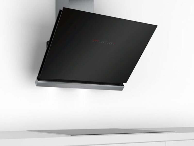 Máy hút mùi Bosch DWK98PR60B thiết kế vát nghiêng màu đen (Ảnh: Bosch).