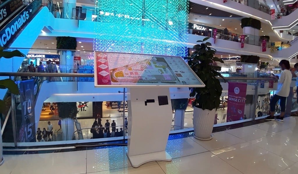 Máy KIOSK tra cứu thông tin COMQ Q-Kiosk 6585TMT - 65'' ( Chân quỳ )