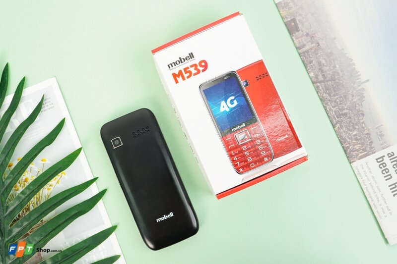 Phần mặt lưng của máy được bo tròn nhẹ nhàng ở hai bên