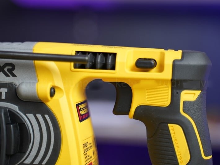 Dewalt DCH273B có đảo chiều Dewalt DCH273B