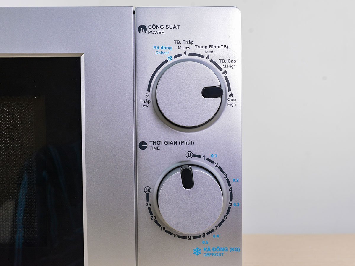 Lò vi sóng Sharp 207 cho phép tùy chỉnh 6 mức linh hoạt, hẹn giờ tối đa 30 phút