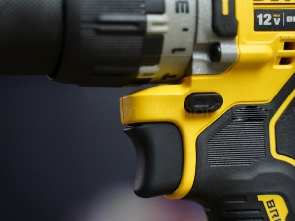 Máy khoan vặn vít dùng pin có đảo chiều Máy khoan vặn vít dùng pin