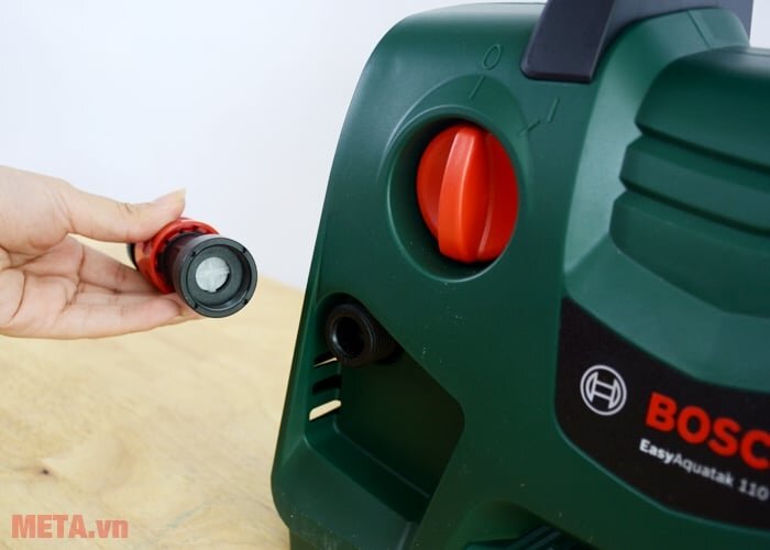 Cút cối nước của máy rửa xe Bosch Easy Aquatak 110 được tích hợp sẵn bộ lọc cặn