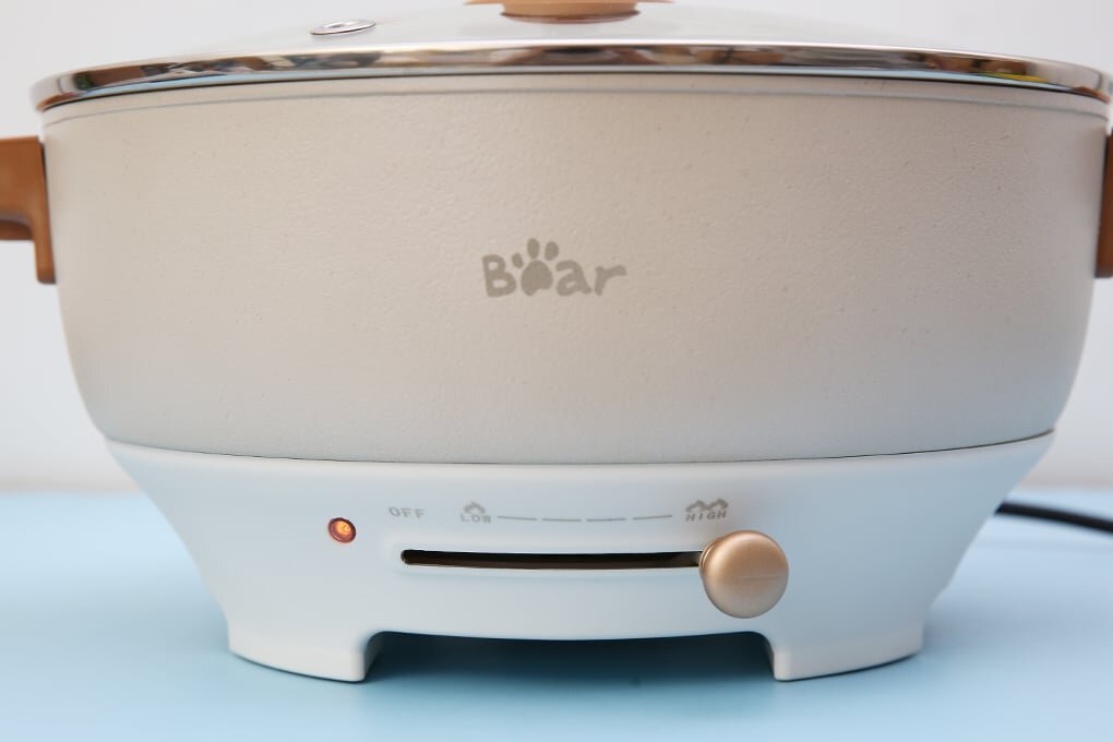 Nồi lẩu điện Bear DHG-C50K1 thiết kế bảng điều khiển nhiệt độ bằng 1 nút gạt duy nhất