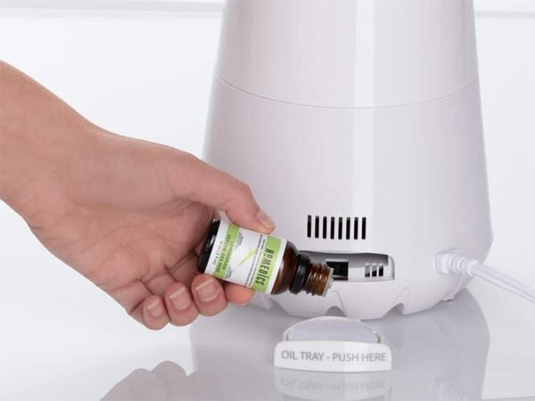 Nhỏ tinh dầu vào khay đựng và nhấn nút hoạt động