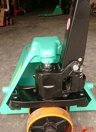 Xe nâng tay thủy lực Mitsubishi BF25